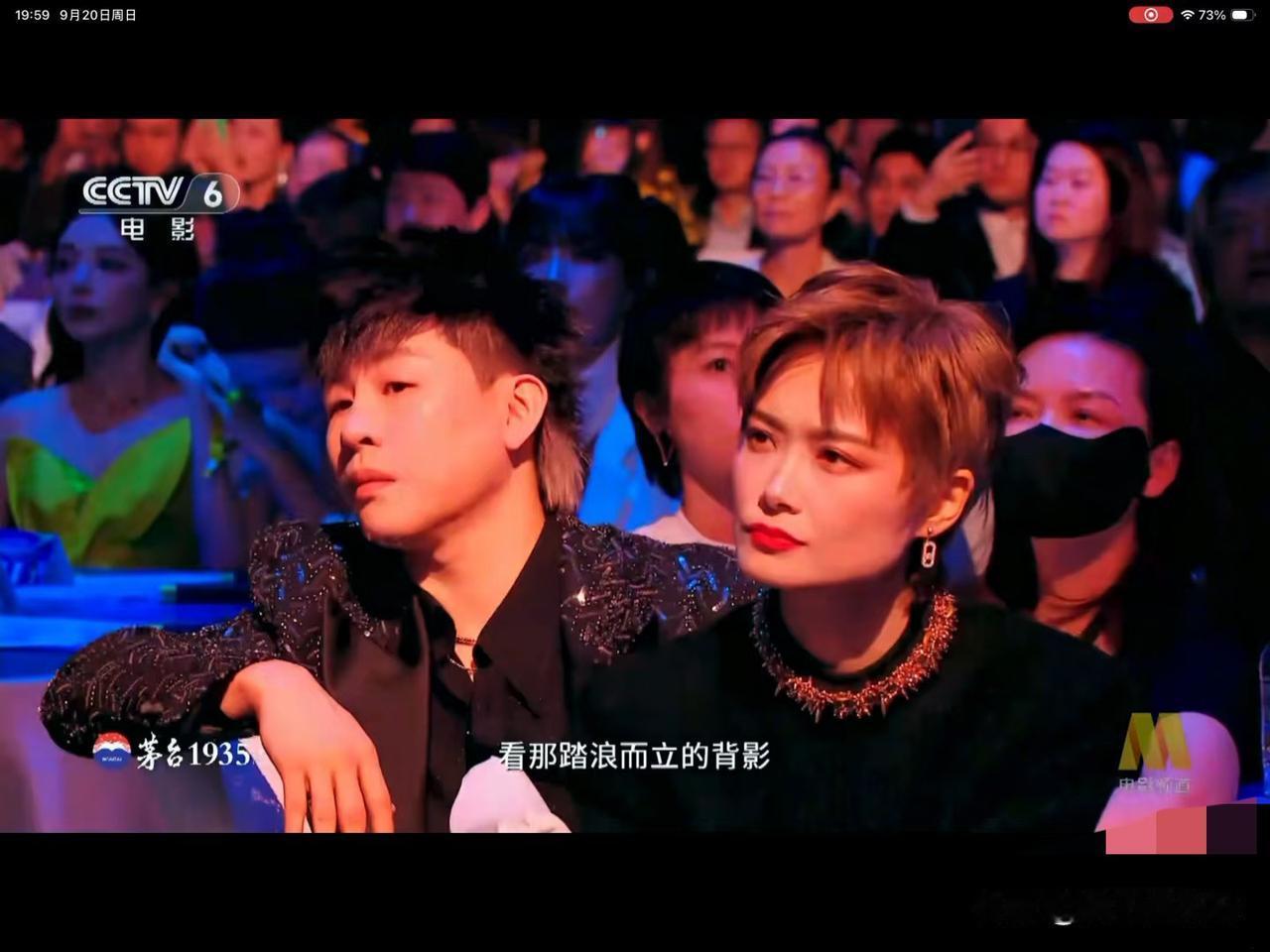 一堆演员在台上唱的时候，
李宇春胡彦斌两位歌手皱眉了！[黑线][黑线]
这是在唱