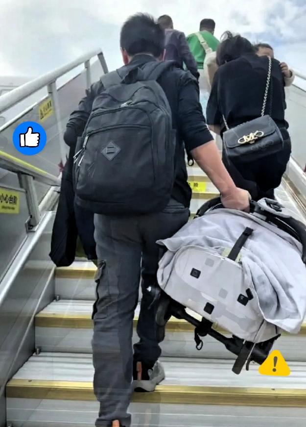 善良的底线，被谁轻易践踏了？
 
13岁男孩身高180，高铁上帮女大学生放行李，