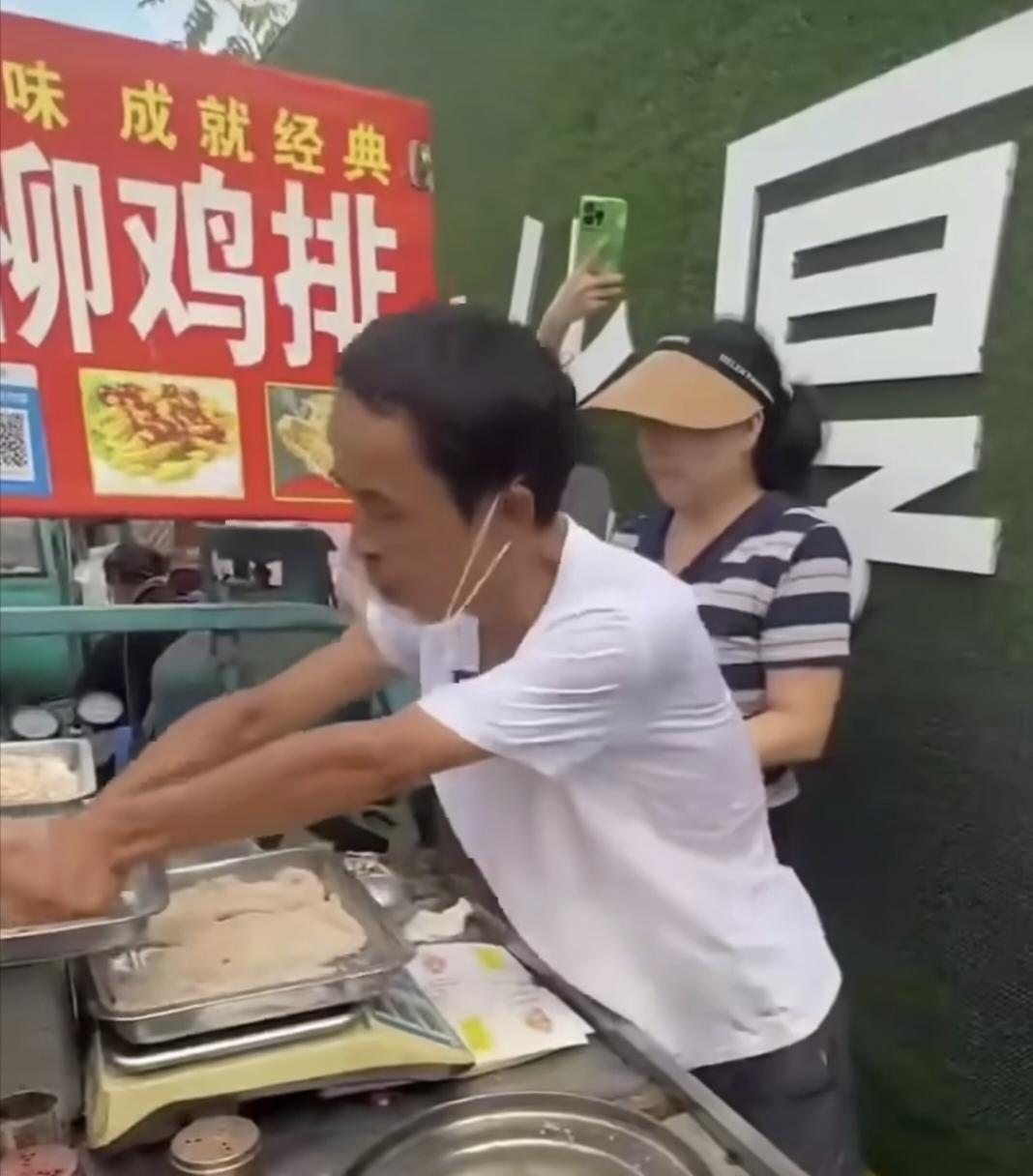 鸡排哥出摊被围3层，有人排2小时就为一口，这阵仗太离谱
 
景德镇鸡排哥 直接看