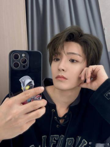 侯明昊直播 侯明昊直播真的太让人惊喜啦！他的时尚感超强，在直播里的穿搭每次都让人