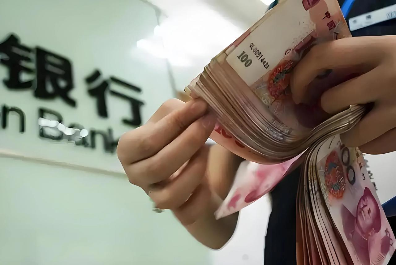 连1万元出储蓄都没有的人大有存在。挣钱少，开支大。没得钱存！[捂脸]//@安逸河