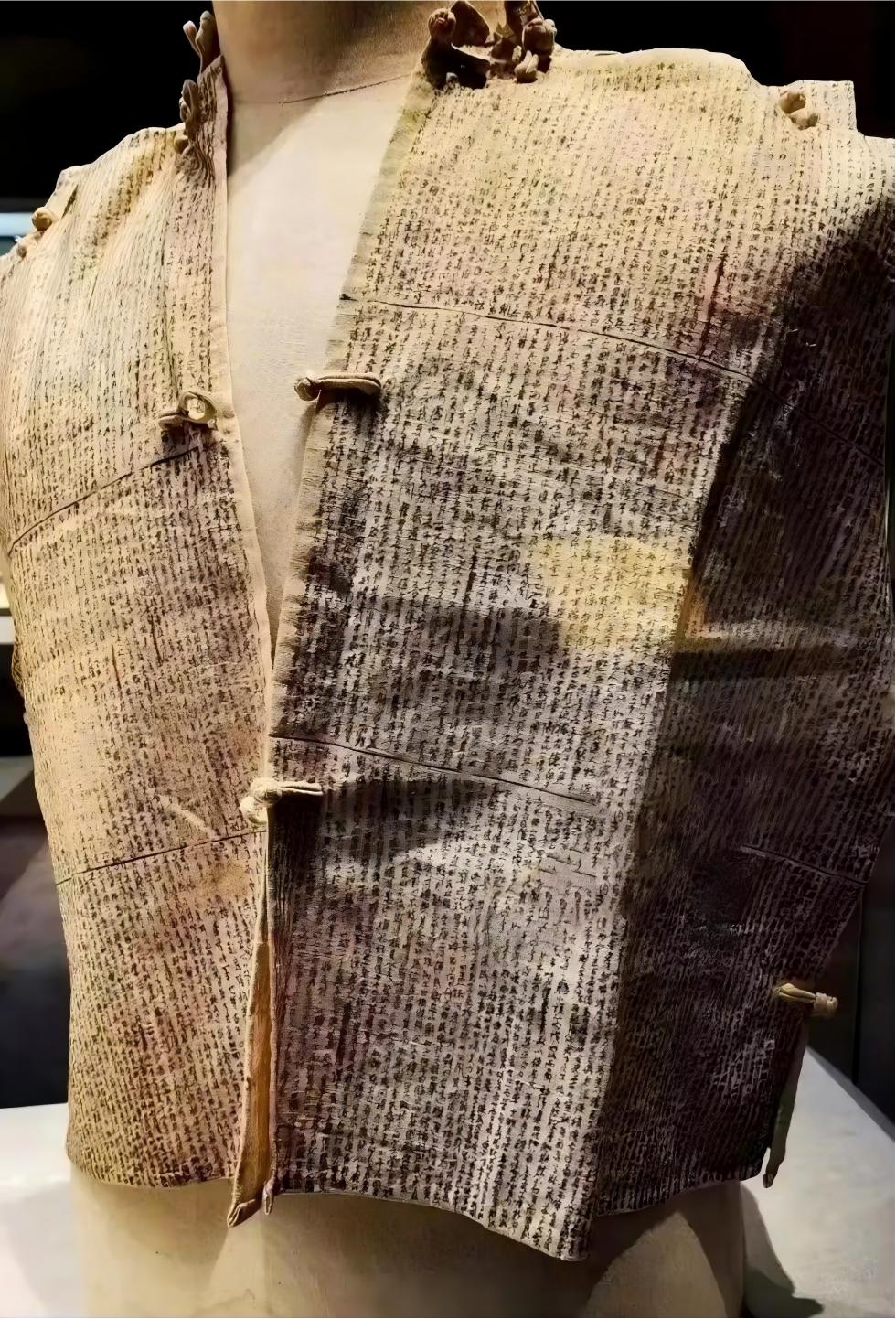 清朝时候，参加科举的考生发明的“作弊坎肩”：
衣服上抄满了蝇头小楷，共有62篇八