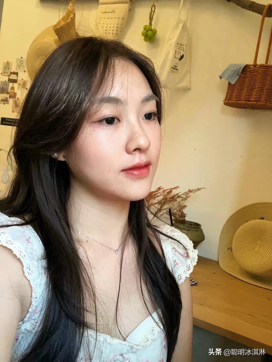 自拍女孩的日常  
滤镜调了半小时，  
角度试了八百遍，  
只为一张“随手拍