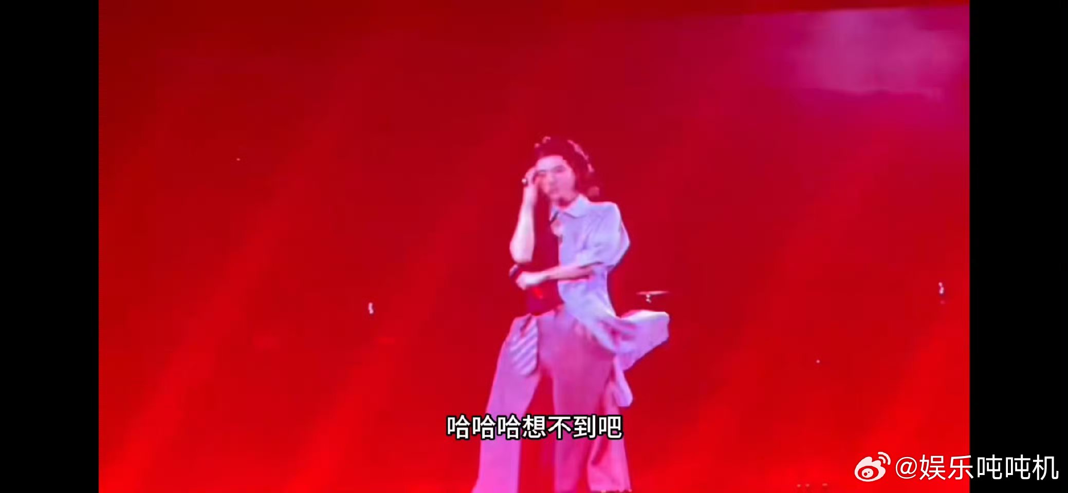 华晨宇 我第一次秀肌肉有点笨拙 说自己笨拙的样子还挺可爱，其实练出的肌肉很有力量