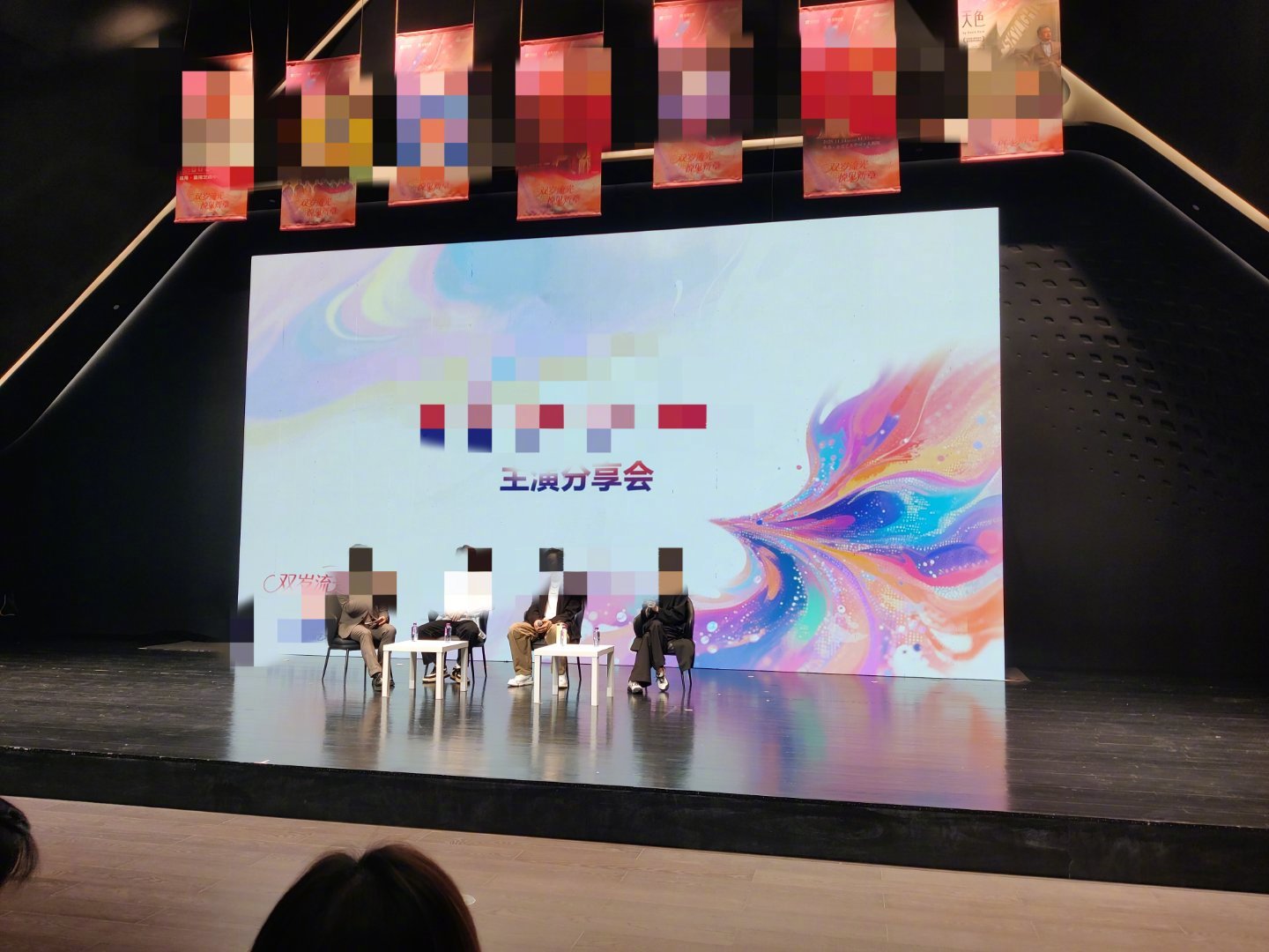 很难想象一个全国巡演的舞剧男主公开声称自己不喜欢看书，一看书就犯困，偏偏他演的四