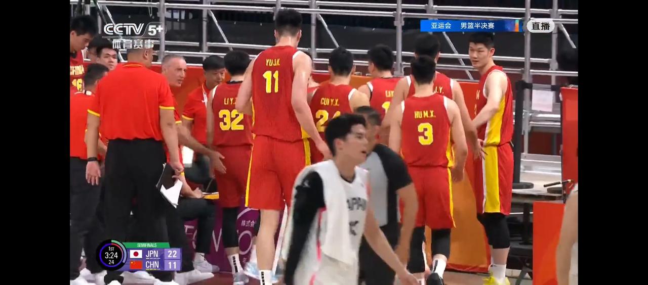 今天，胡明轩还要去当整个亚运会代表团的旗手！带领整个中国亚运代表团出场！可以想象