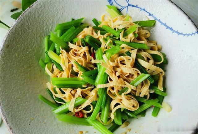 晚饭吃的三个菜：1、亚麻籽油芹菜拌干豆腐：植物蛋白+膳食纤维；2、我最喜欢的罗马