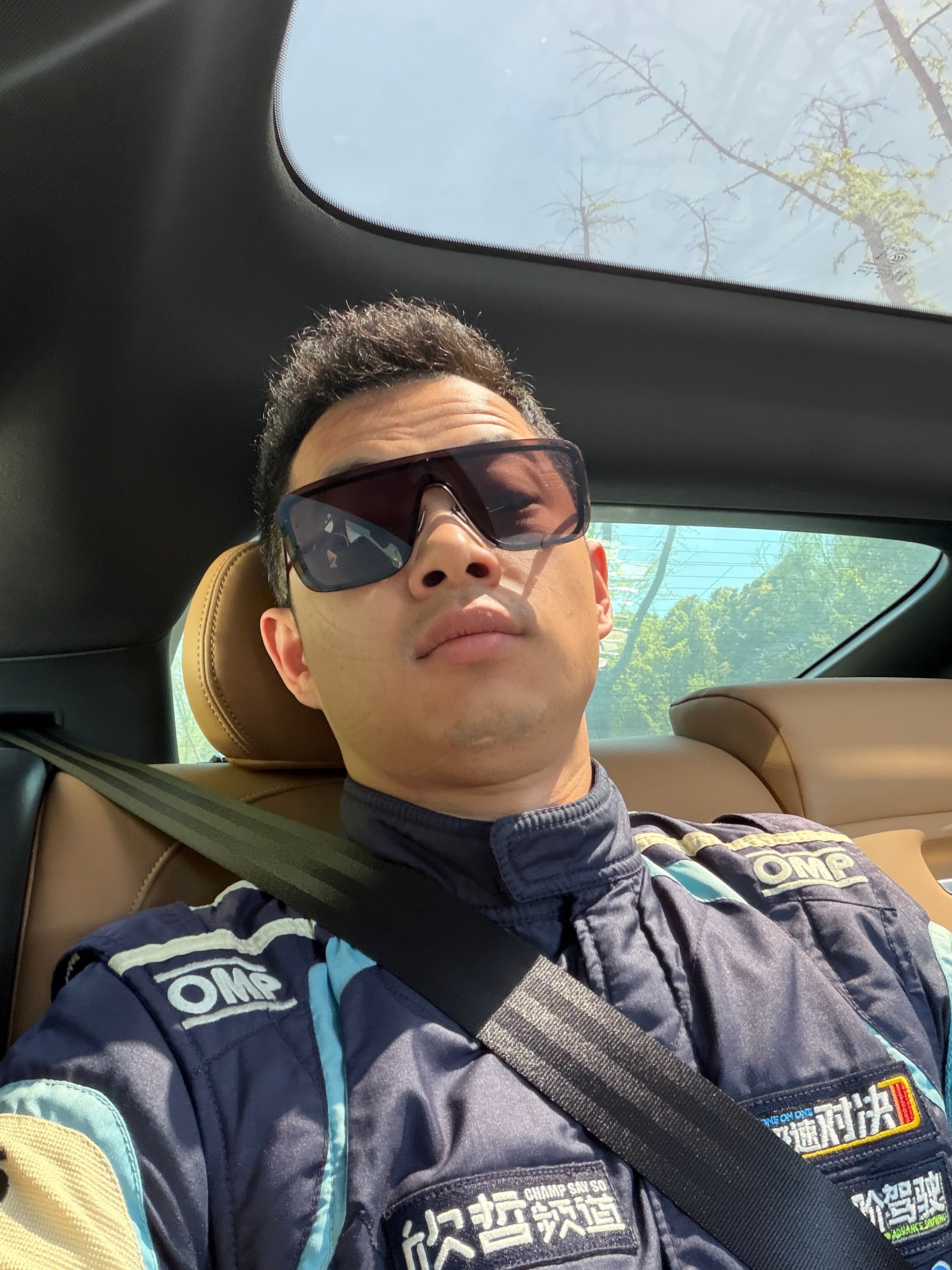 昨天到上海实在太晚了，睡到最后一刻，穿着赛车服去的赛车场，到了就上车欣哲频道 上