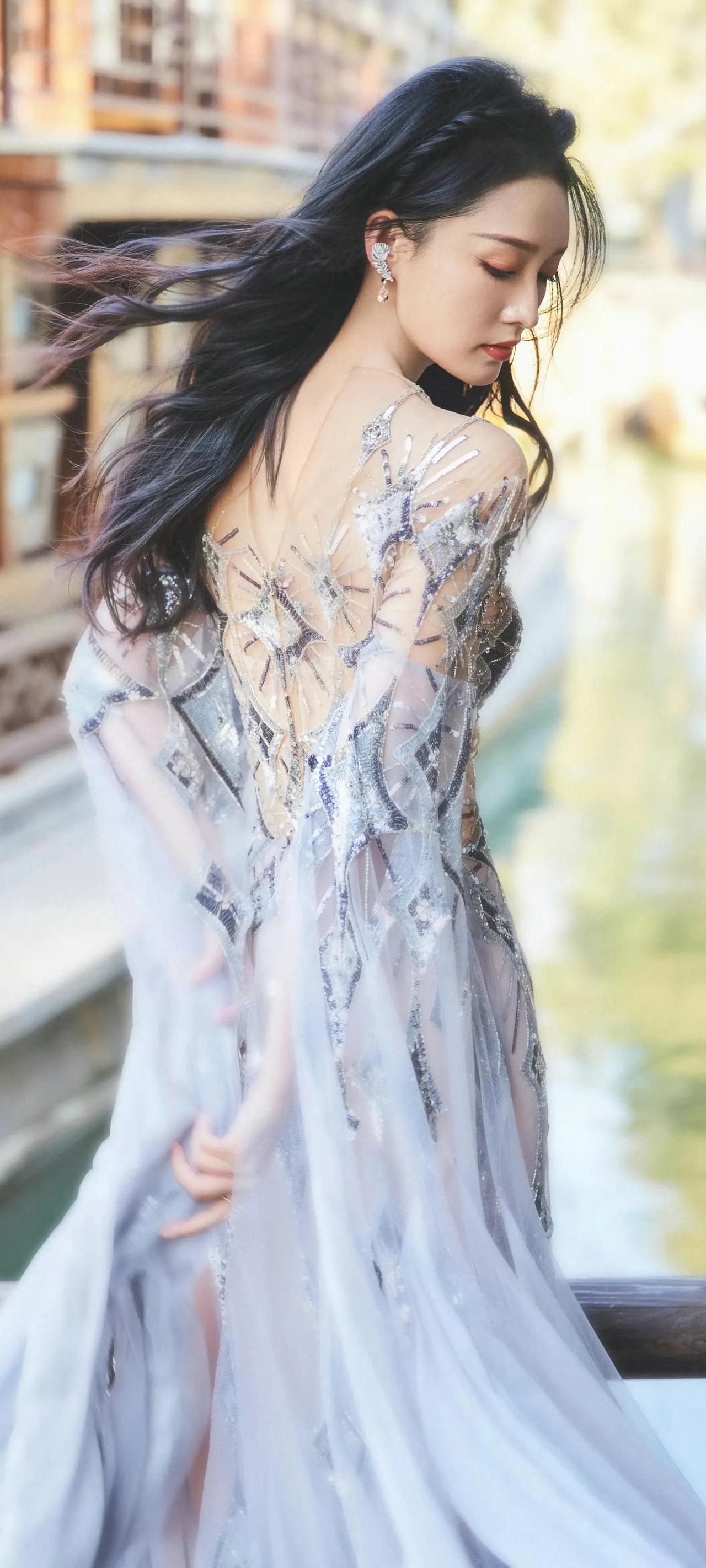 #明星美图# #女明星谁最美# #惊艳女神# #李沁#