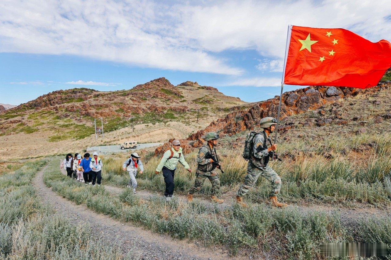 宁波海曙少年与戍边官兵并肩巡边守家国 八一建军节前夕，在孙嘉怿带领下，宁波海曙中