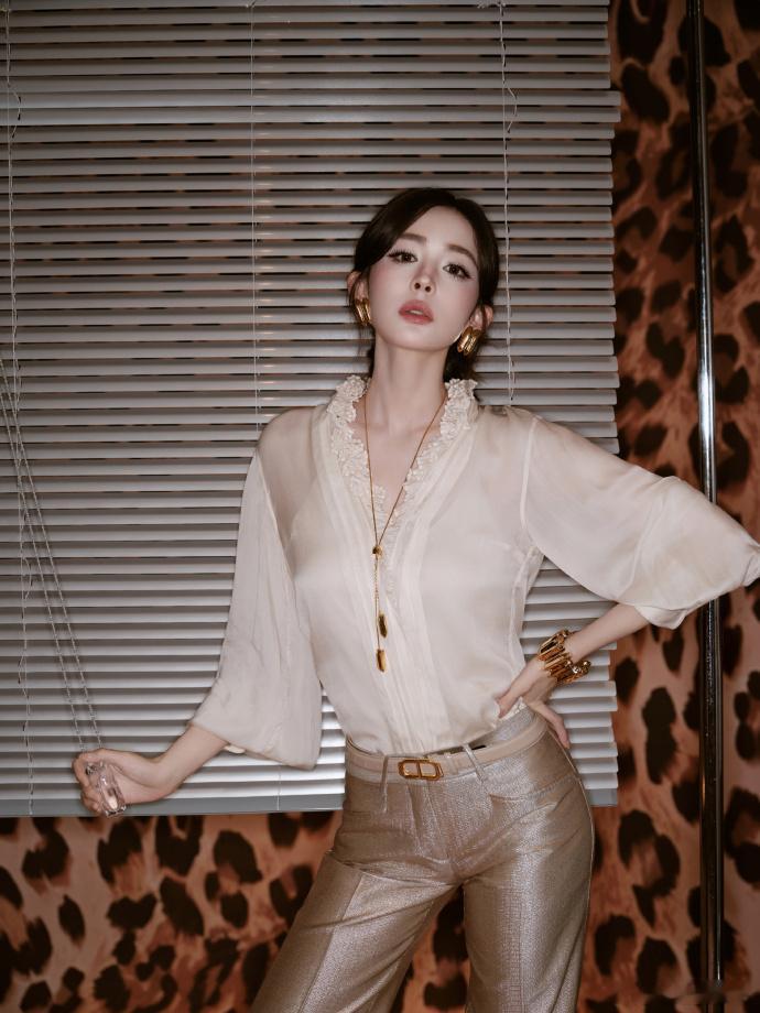 娜扎 这真是人类能长出来的脸吗 见过生图比精修还绝的吗？娜扎的侧颜杀直接封神！下