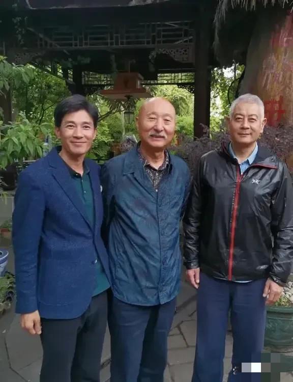 这几位穿着打扮好接地气，最右边是巫刚，中间是家喻户晓的陈佩斯，左边是谁呀？谁能告
