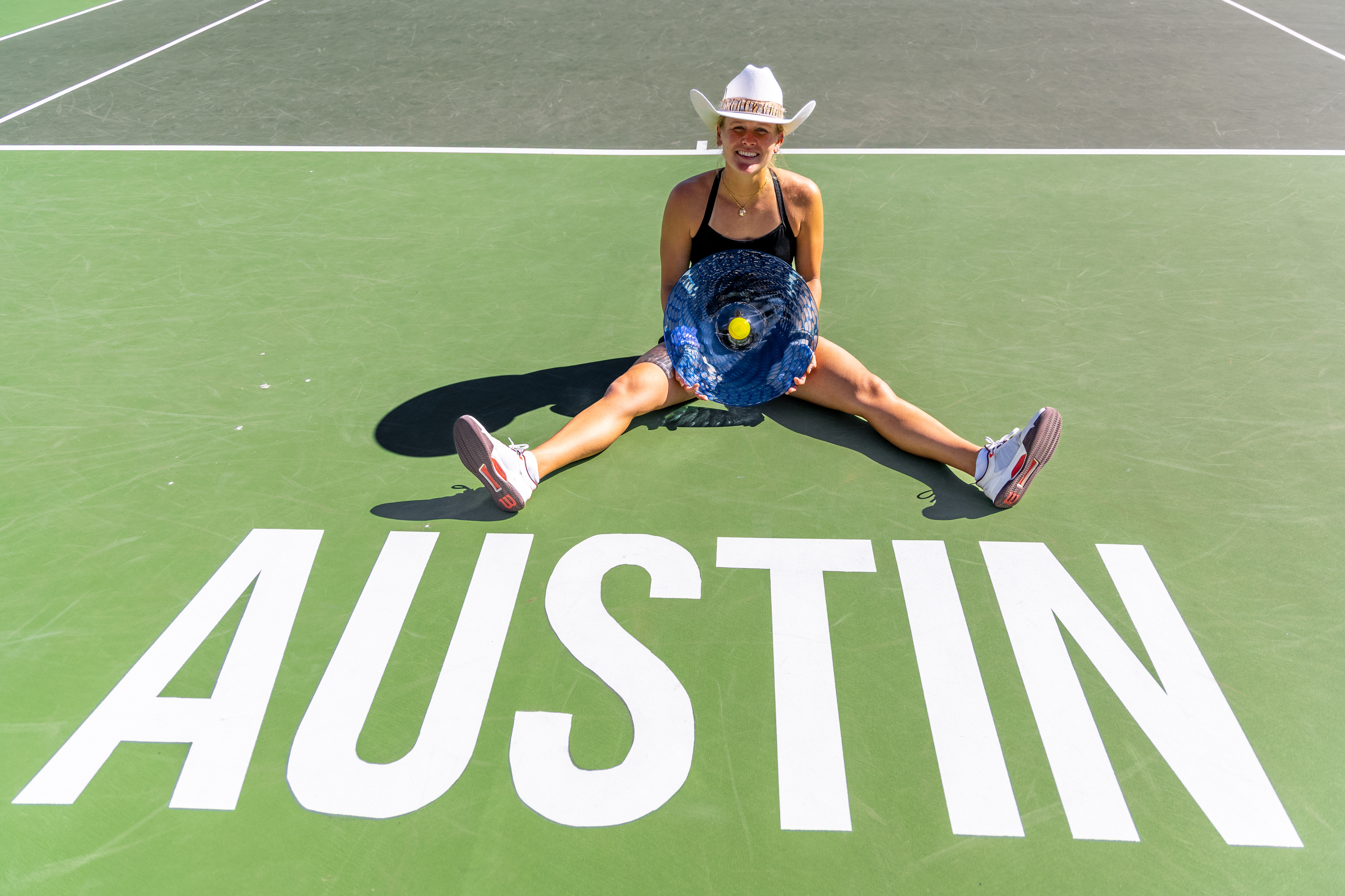 职业生涯第✌冠送上斯特恩斯在WTA250奥斯汀站的捧杯图🤠 