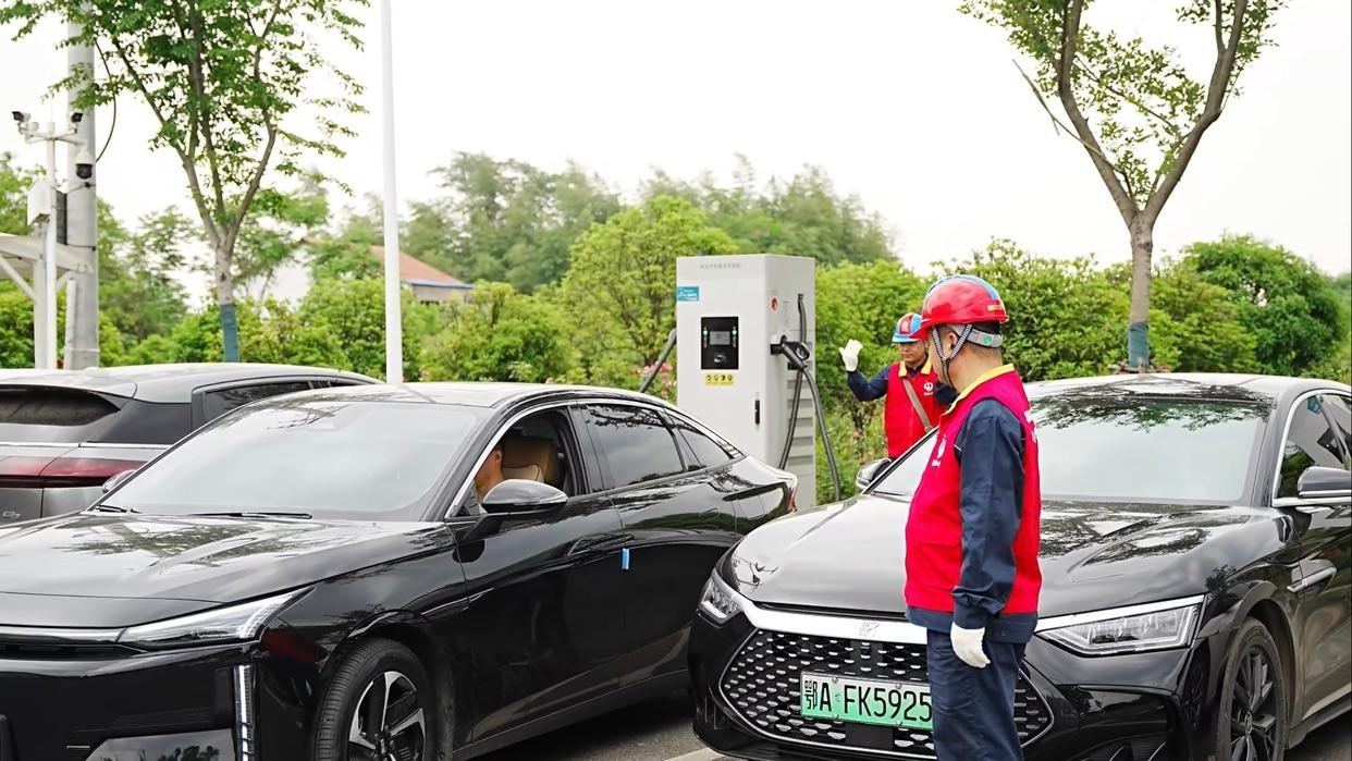 今年清明假期，全国多地加大了充电桩升级改造力度。如，在京港澳高速保定服务区，当地