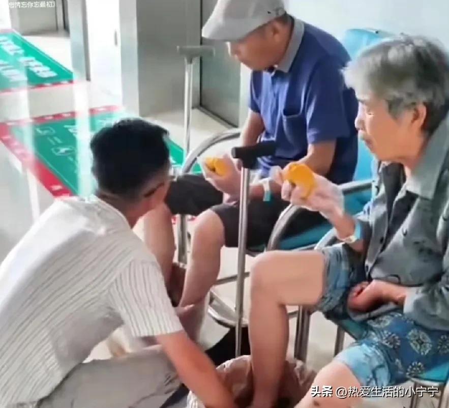 这位仁兄，也算是孝子中的佼佼者了[赞]父亲脑瘫，母亲脑出血，自己又是独生子，家里