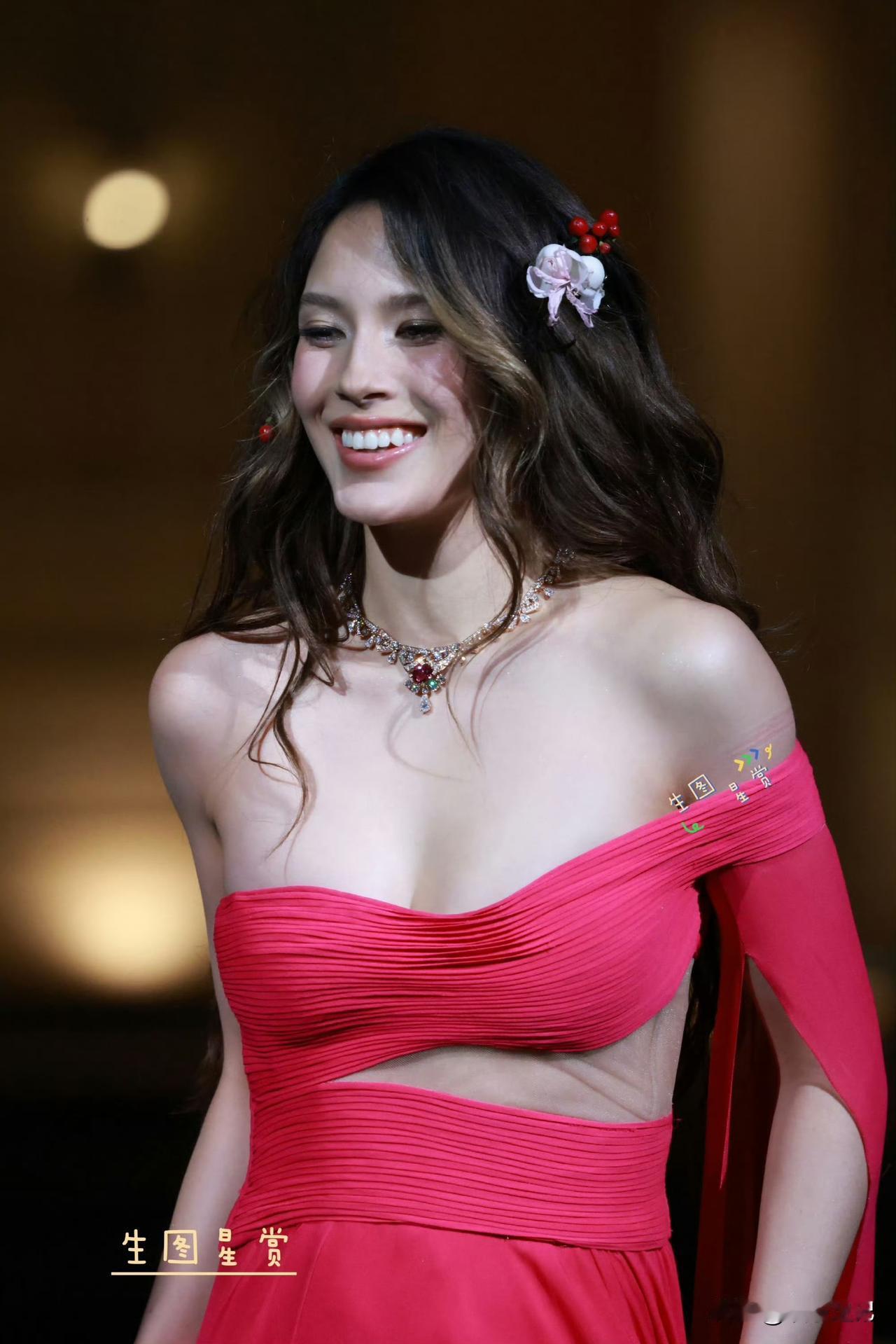 谷爱凌，走秀生图，身材好辣 ​