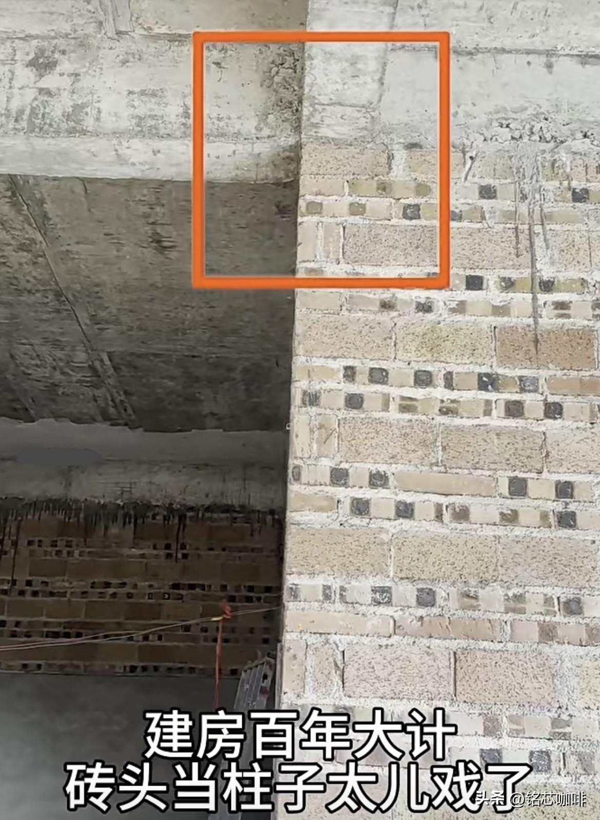 建房百年大计，
砖头当立柱太儿戏了吧‼️
你们有什么看法呢⁉️