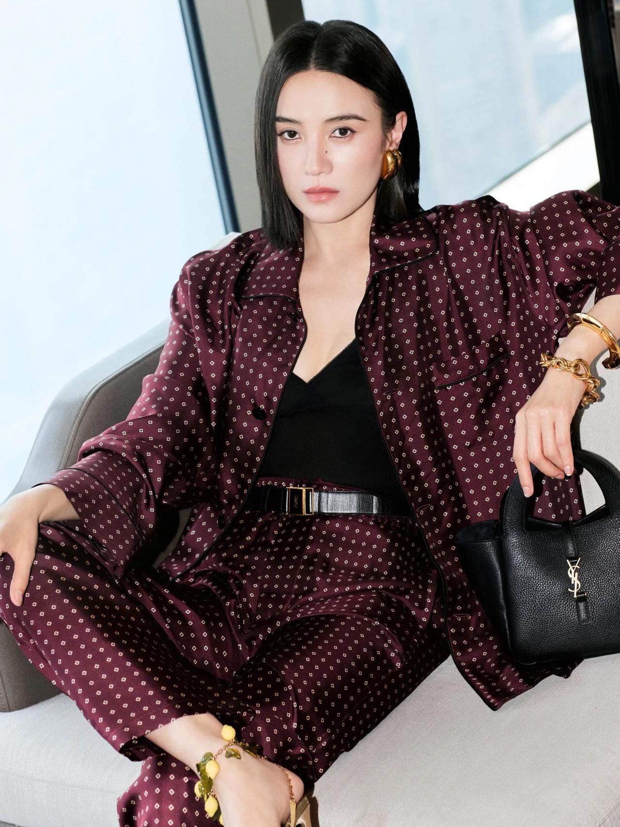 宋佳这组造型真的把“又美又飒”刻进DNA里了！
 
酒红色波点缎面套装自带复古贵
