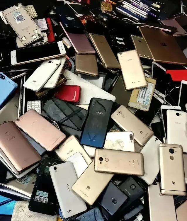 一直以为街边收旧手机的，是搞提炼“黄金”。结果却错得离谱！那淘汰下来的破手机，最