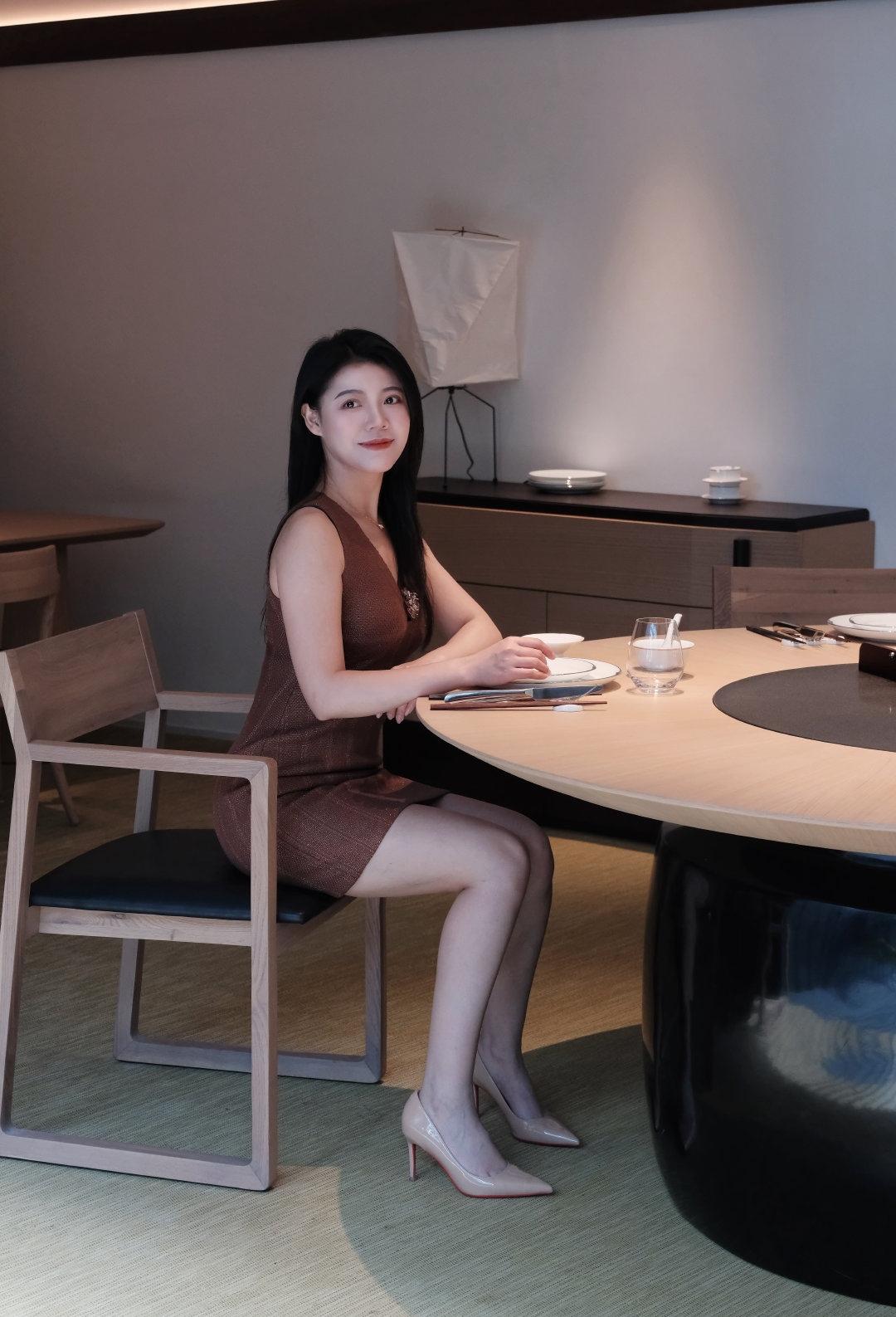 一个漂亮女士坐在餐厅里等餐。