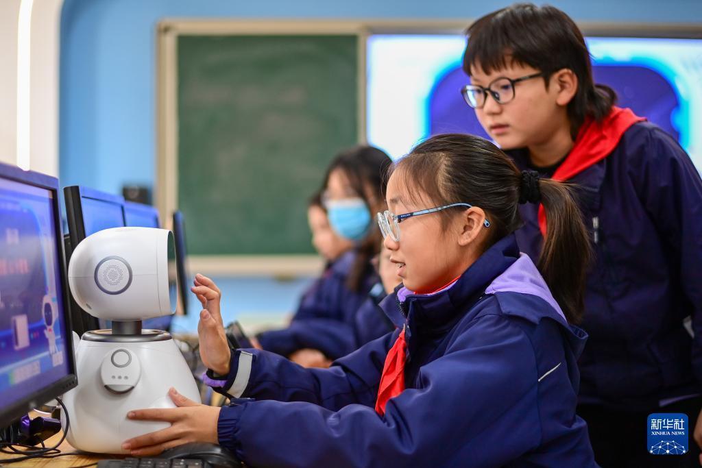 洛杉矶联合学区今年开始给课堂屏幕时间“踩刹车”：限制低龄学生把设备带回家，屏蔽社