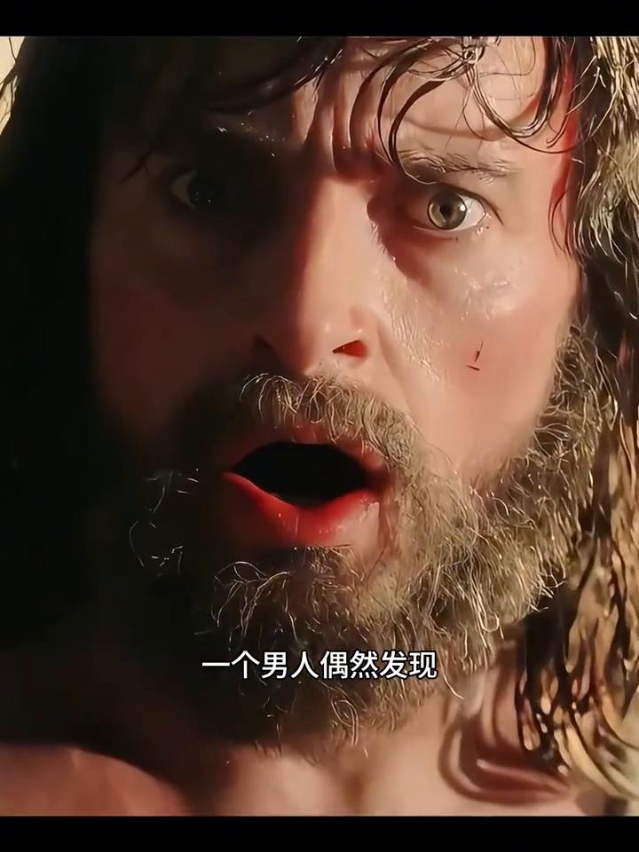 一个男人偶然发现一棵树上竟然长出了人类的头发。强烈的好奇心让他拿出一把小刀刺向树