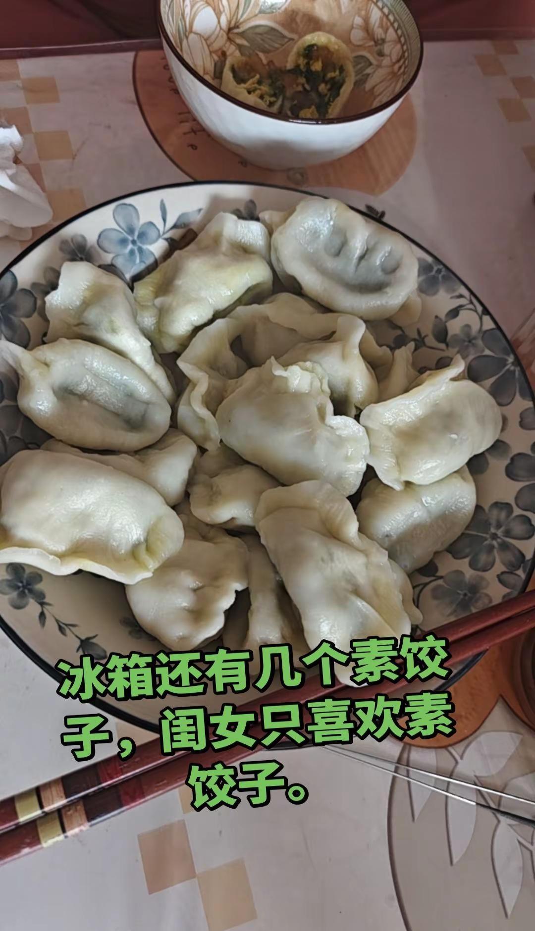 不管前路荆棘，我定还恩。不管前方的路有多苦我定托举。上下安定我也就该退下了