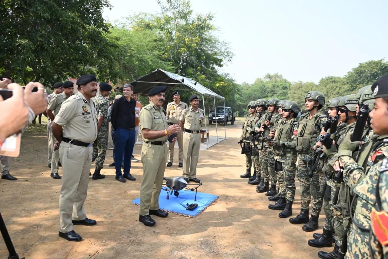 印度边界安全部队有史以来第一个全女性无人机中队正在接受高级无人机操作训练。这个特