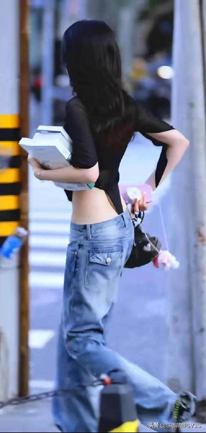说实话我也一直好奇这种裙子咋穿上的，感觉得从下往上套或者背后有隐藏拉链？上厕所估