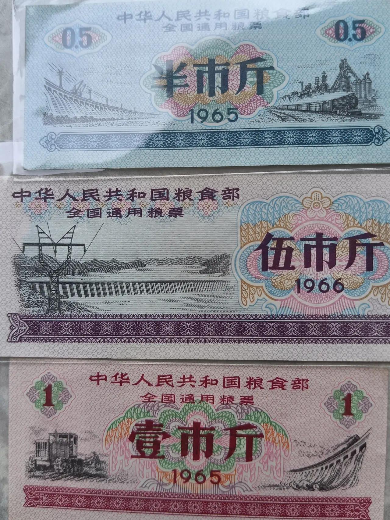 整理房间、翻找抽屉时，一本旧相册里突然滑落出一沓泛黄的粮票。八十多岁的父亲眯起双