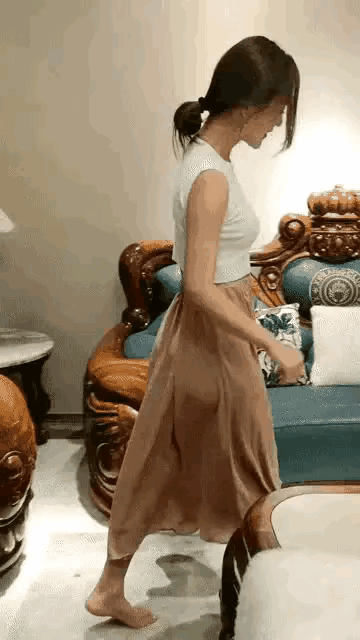 小姐姐对沙发情有独钟啊