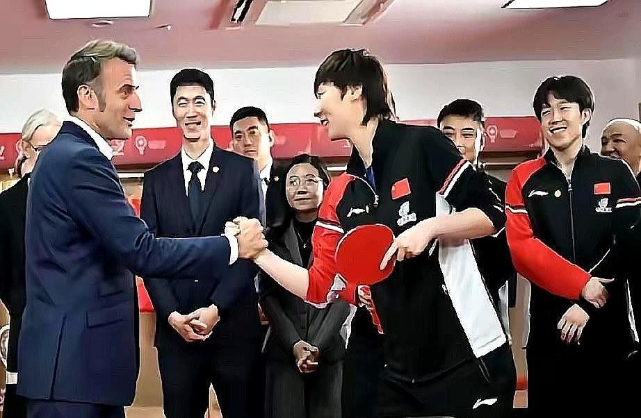 别光看巴黎奥运场馆的脚手架。
马克龙这次主动搭话的对象。
不是政客，是个拿球拍的