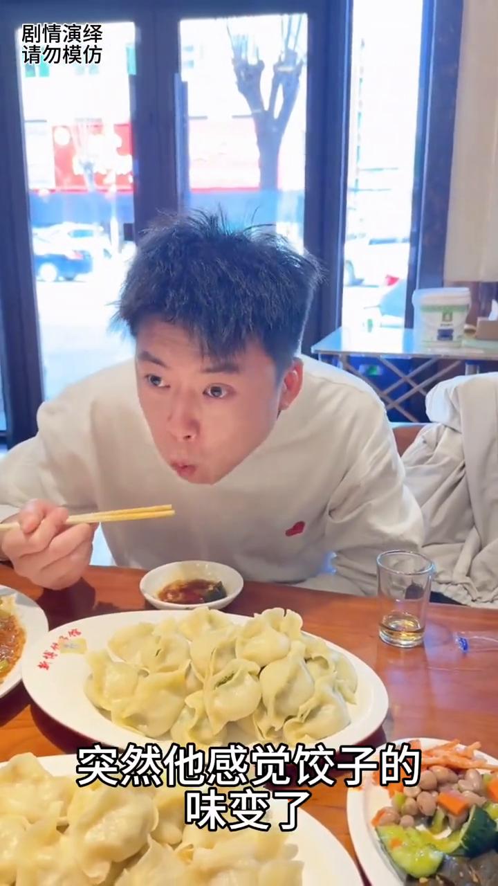 媳妇趁丈夫喝茶时往饺子里倒醋，这一幕真的太搞笑了。
媳妇趁丈夫喝茶时，只见她悄悄