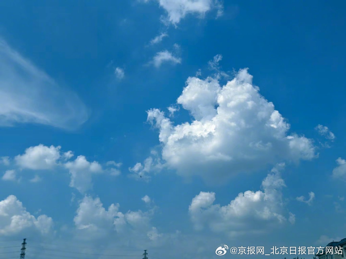 【#北京立秋日云海翻涌成画#】#北京蓝天白云美得好清新# 8月7日，立秋。北京的