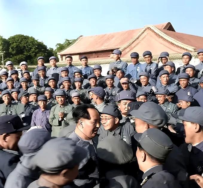 1952年，毛泽东主席接见志愿军代表团成员