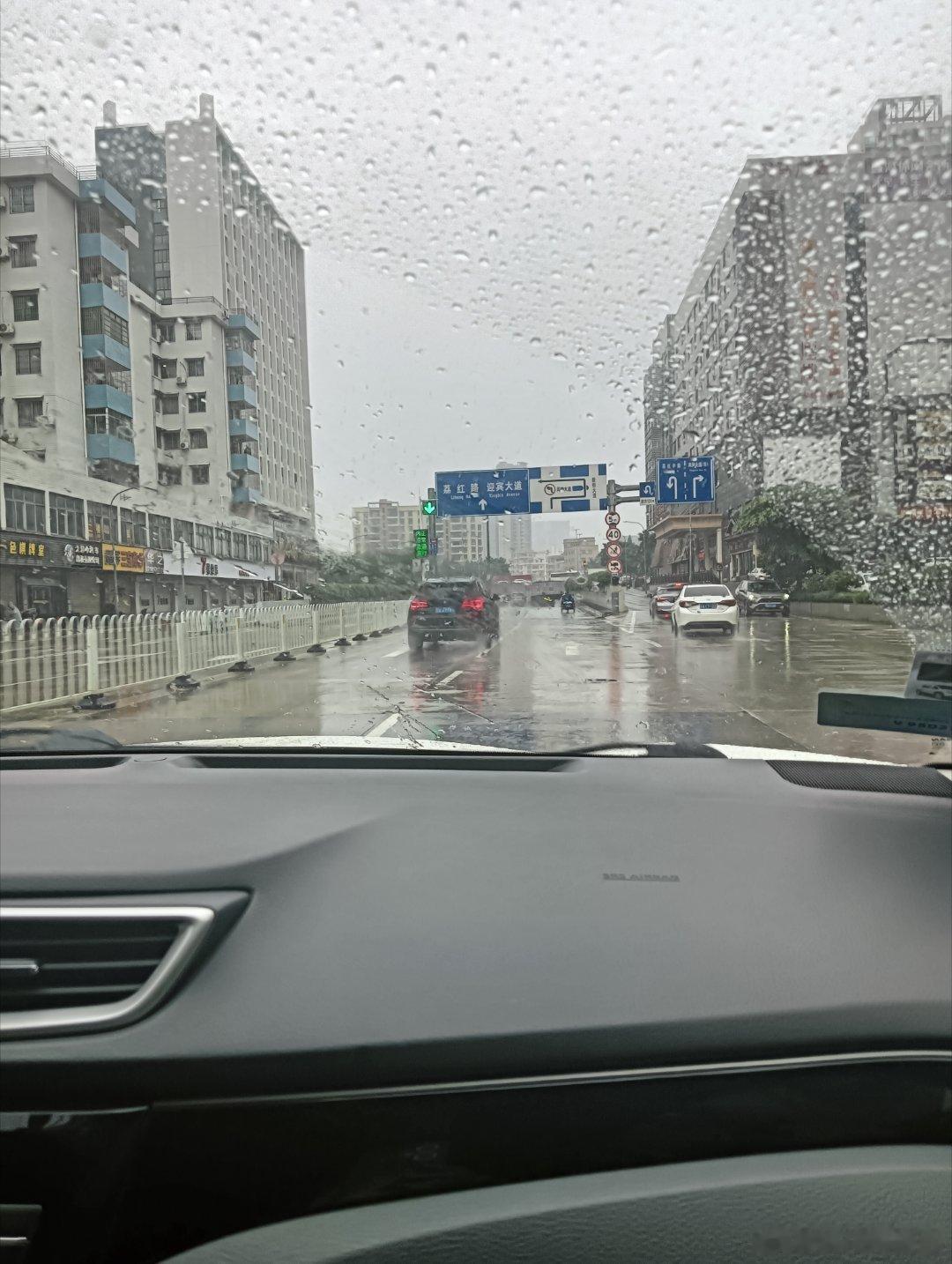 一大早又下那么大的雨！这个天气真不想出门！好在今天是周五，最近招人招到我头疼，天