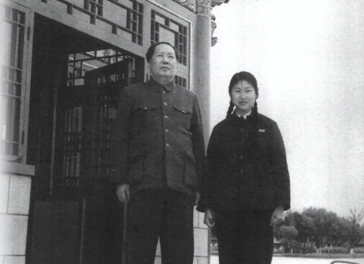 在2008年伟人诞辰110周年纪念活动上，七旬李敏坚守出席，凝视父亲铜像时眼眶湿