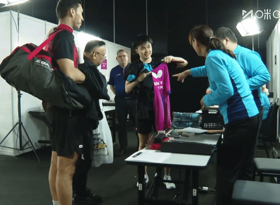 球衣展示到背面突然有个笑容😁 