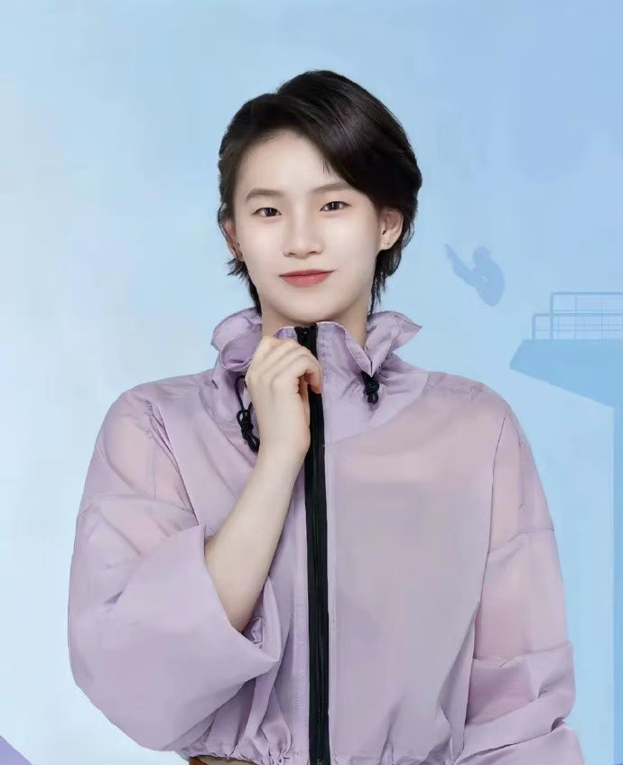 陈芋汐是个穿搭达人，青春洋溢，充满活力，让人眼前一亮。 ​[哇]#陈芋汐现身成都