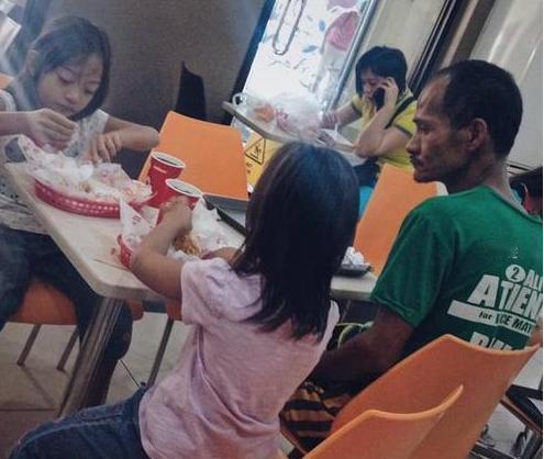 “老板大善！”一位父亲带着两个女儿来到快餐店，但为了省钱只给了两个女儿点餐吃，没