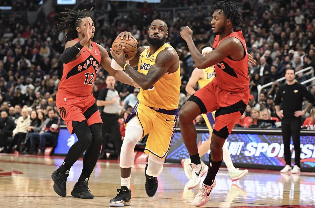 如果八村和斯玛特结合一下是不是就是湖人的理想型侧翼？


203的身高，凶狠的对