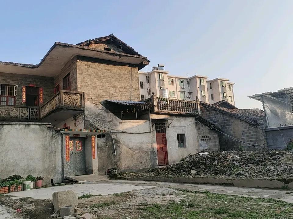 高楼大厦背后的城中村，比乡下还乡下。貌似还没有要拆迁改造的迹象晒图笔记大赛 城中