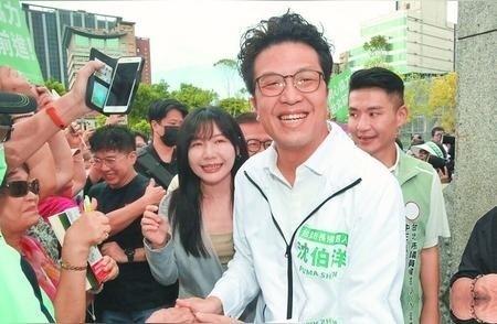 一场持续十多年的城市论坛，真正考验的从来不是谁会上台讲话，而是谁愿意承认现实。双