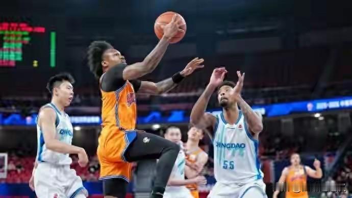 CBA资讯速递上海久事主场84-80险胜青岛，豪取七连胜稳坐积分榜首！首节落后两