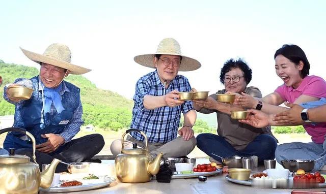 李在明跑到保守派传统地区田间插秧喝米酒，顺手“复活”了朴正熙；国民力量党急得跳脚