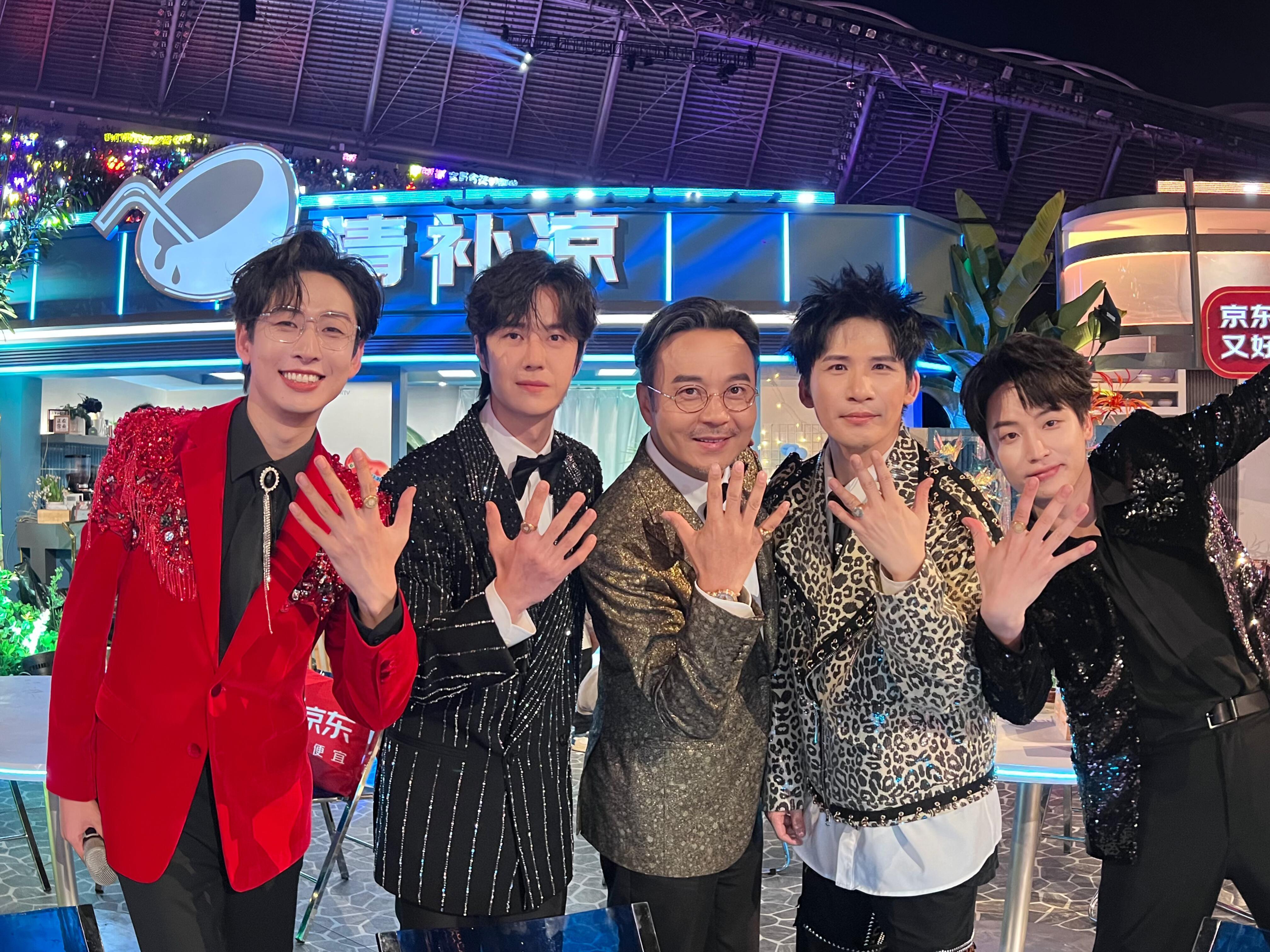 王一博和天天兄弟，每一个跨年[苦涩][苦涩][苦涩][苦涩] 