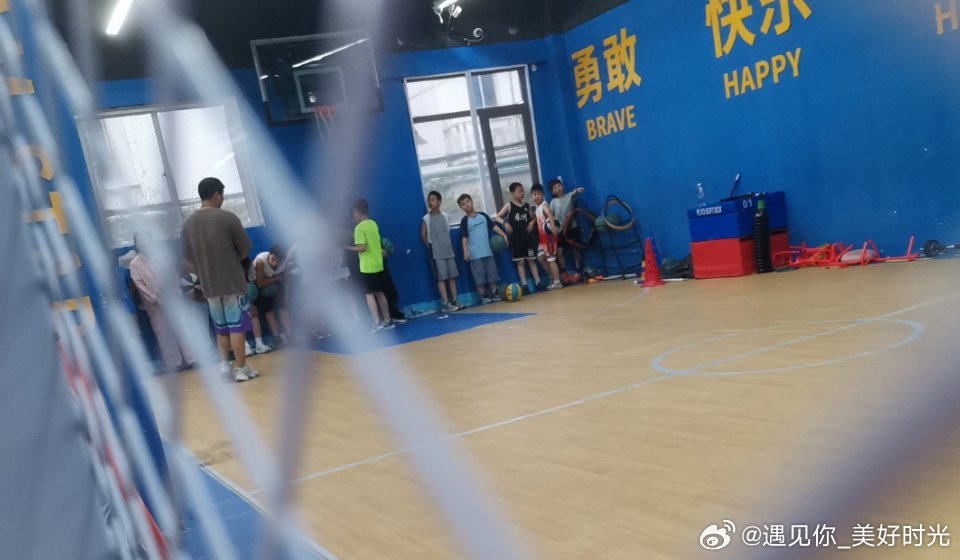 打个篮球，又把膝盖摔破了，同一个地方，破了三次了吧