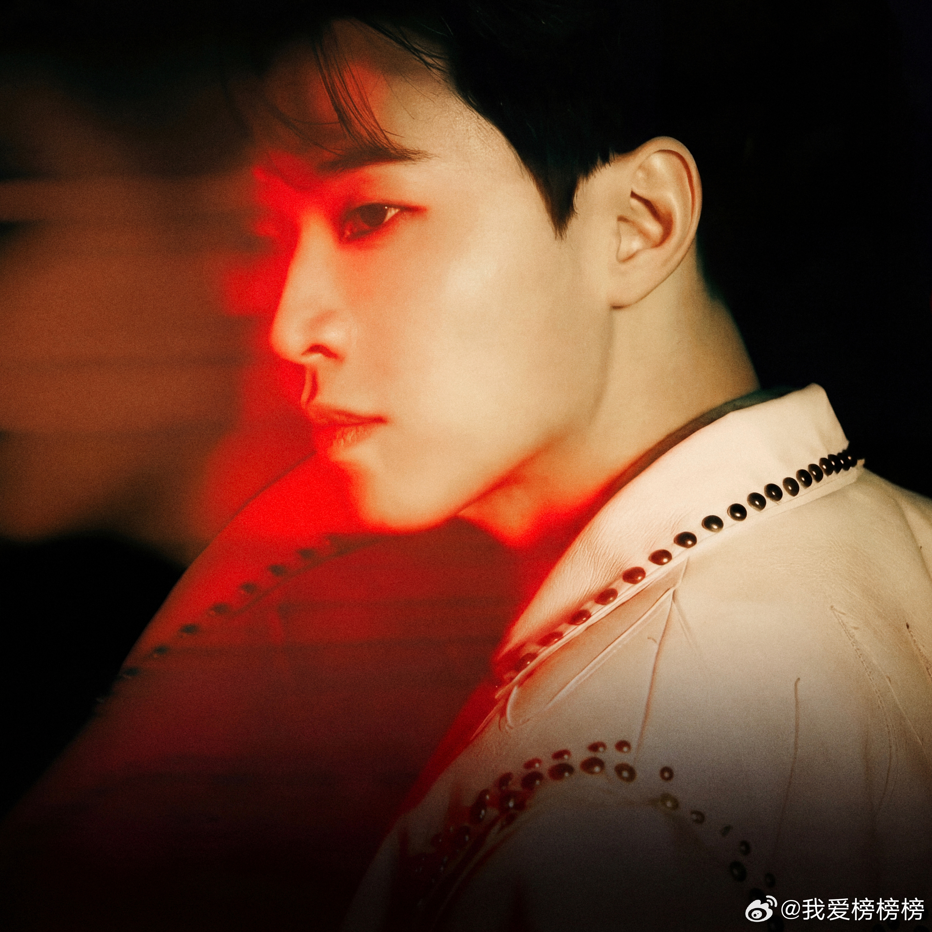 全能音乐人 新作《灯暗下来》兼具听觉记忆点与舞台张力。标志性小提琴与动感节奏深度