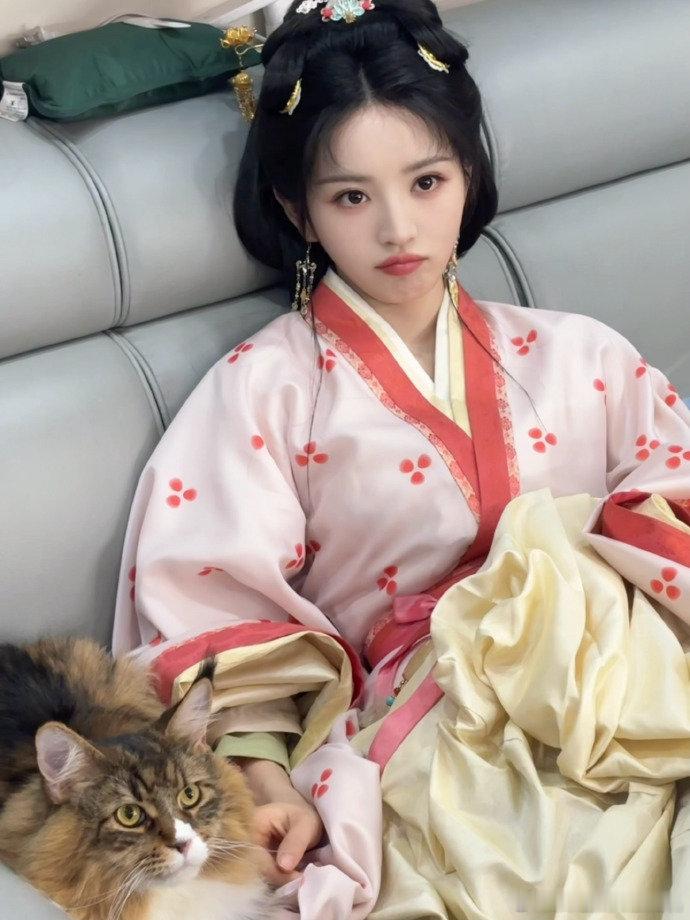 田曦薇立春戏服live图田曦薇可爱六宫格田曦薇可爱六宫格，田曦薇立春戏服live