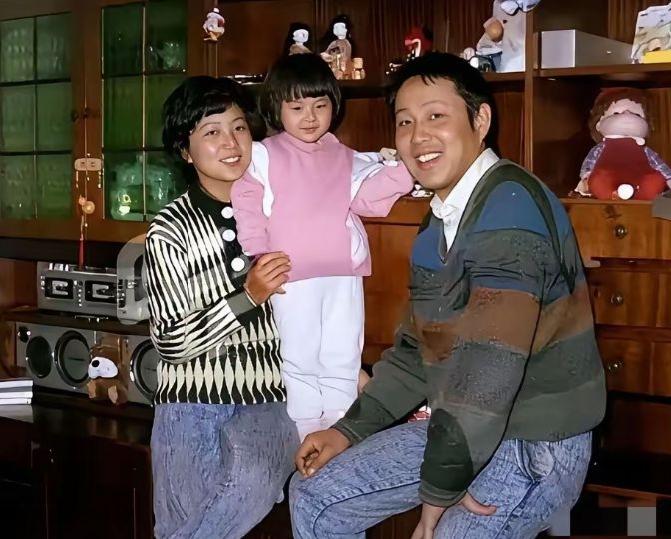 这是老戏骨陈道明年轻时的一家三口的合照，满满的年代感扑面而来。
 
照片里的陈道